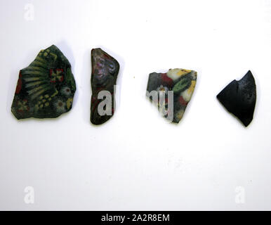 Roman, Fragment von floralen Inlay, 1./1. Jahrhundert AD, Mosaik Glas, 2 7/16 x 1 7/8 x 1/4" Stockfoto