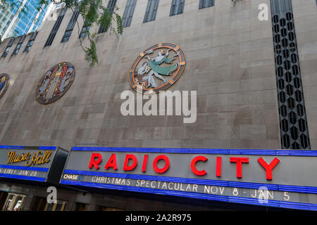 Detail, durchbrochenen Plaque, Tanz, Drama und Lied, Radio City Musik Hall, das Rockefeller Center, New York City Stockfoto