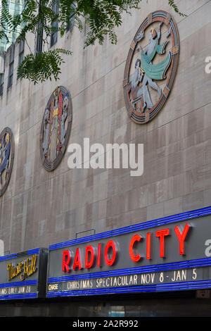Detail, durchbrochenen Plaque, Tanz, Drama und Lied, Radio City Musik Hall, das Rockefeller Center, New York City Stockfoto