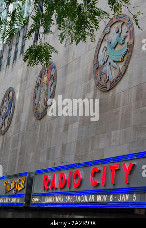 Detail, durchbrochenen Plaque, Tanz, Drama und Lied, Radio City Musik Hall, das Rockefeller Center, New York City Stockfoto