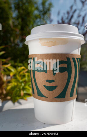 Starbucks Kaffee - Auf einer Terrasse Tisch gehen, USA Stockfoto