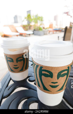 Starbucks Kaffee - Auf einer Terrasse Tisch gehen, USA Stockfoto