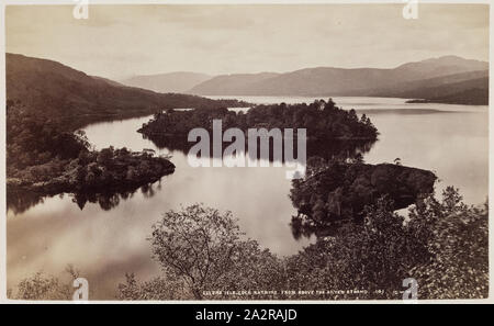 Unbekannt (Schottischen), George Washington Wilson, Schottischer, 1823-1893, Ellen's Isle von oberhalb der Silver Strand, Loch Katrine, zwischen 1870 und 1880, eiklar Drucken aus Collodium auf Glas negativ, Bild: 4 3/4 x 7 7/8 Inch (12,1 × 20 cm Stockfoto