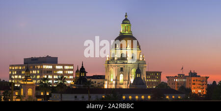 Das Pasadena City Hall in Los Angeles County wird in der Abenddämmerung gezeigt. Stockfoto