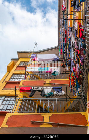 Nairobi, Kenia - 20. Juni 2019: Farbfoto direkt Nachschlagen in einem Residential Tower Block mit bunten Wäsche aufhängen von Balkonen Stockfoto