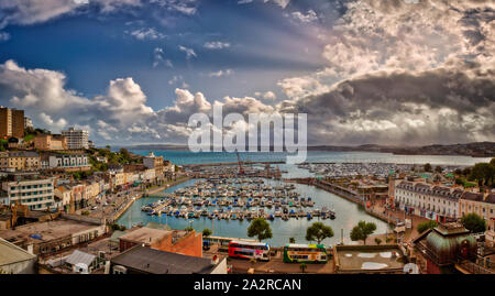 De - Devon: Torquay Inner Harbour mit Tor Bay im Hintergrund (HDR-Bild) Stockfoto