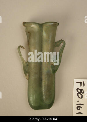 Roman, Flasche, 4. Jahrhundert n. Chr., Glas, H.4 x W. (mit Griffen) 2 1/8 in. Stockfoto