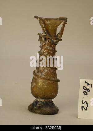 Roman, Flasche, 4./5. Jahrhundert n. Chr., Glas, H.4 7/8x D. (von Rim ohne Griffe) 1 3/4 in Stockfoto