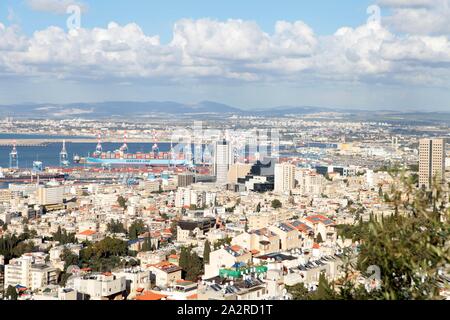 HAIFA, Israel - 18 Mai 2019: Schöne Aussicht vom Berg Carmel zu Stadtbild und Hafen in Haifa, Israel. Stockfoto