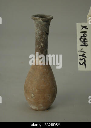 Roman, Unguentarium, 1. Jahrhundert AD, Keramik, Höhe x Durchmesser: 4 1/8 x 1 1/2 in. (10,5 x 3,8 cm Stockfoto