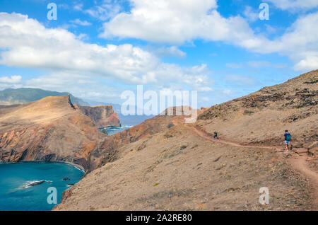 Atemberaubende Klippen in Ponta de Sao Lourenco, Madeira, Portugal. Der östlichste Punkt der Insel Madeira, vulkanische Landschaft, die durch den Atlantik. Wanderer auf einem schönen Wanderweg. Trail. Stockfoto