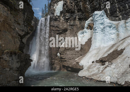 Die oberen fällt in der Johnston Canyon, Banff National Park, Alberta, Kanada. Stockfoto