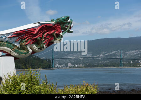 Replik der Galionsfigur der SS Kaiserin von Japan mit der Lions Gate Bridge in der Ferne. Vancouver, British Columbia, Kanada. Stockfoto