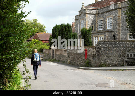 Rückansicht einer Frau Walker zu Fuß zu Virginia Woolf home Mönche Haus durch das Dorf von Rodmell East Sussex England UK KATHY DEWITT Stockfoto