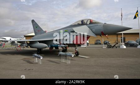 RAF Lossiemouth Aggressoren 9 Typhoon Kampfjets und eine Auswahl von geführten Raketen auf Static Display an der Royal International Air Tattoo 2019 Stockfoto
