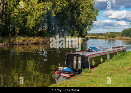 Schmale Boot auf einem herbstnachmittag günstig auf der Themse in Sonnig-on-Thames, Berkshire, England, Großbritannien Stockfoto