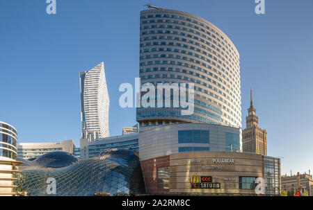 Warschau, Poland-April 2019 - Rund um die Innenstadt, moderne Wolkenkratzer und der Palast der Kultur und Wissenschaft sind sichtbar Stockfoto