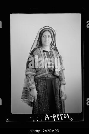 Ramallah (Wedad Khuri). Weddad in fein bestickt Ramallah Kostüm, 3/4 Abbildung Stockfoto