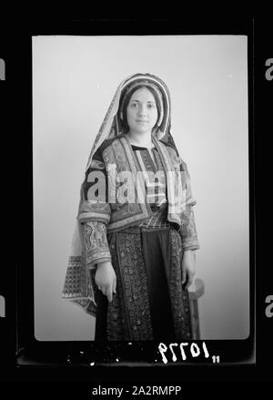 Ramallah (Wedad Khuri). Weddad in fein bestickt Ramallah Kostüm, 3/4 Abbildung Stockfoto