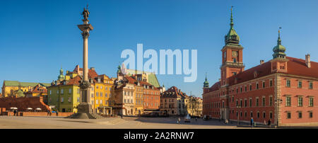 Warschau, Poland-April 2019 - Das königliche Schloss auf dem Schlossplatz auf einem klaren Frühlings Stockfoto