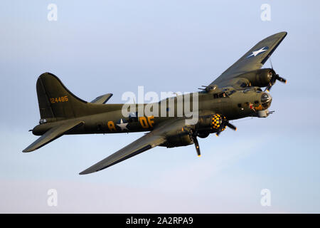 SANICOLE, Belgien - 13.September 2019: Vintage warbird US Air Force Boeing B-17 Flying Fortress WW2 Bomber Flugzeug perforing am Sanice Sonnenuntergang Airshow. Stockfoto