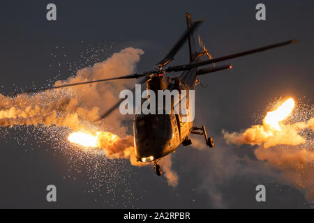 SANICOLE, Belgien - 13.September 2019: Belgische Luftwaffe Agusta A 109 Hubschrauber feuern während einer Flugvorführung am Sanice Sonnenuntergang Airshow. Stockfoto