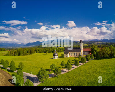 Wallfahrtskirche Wilparting Irschenberg mit Bergblick Stockfoto