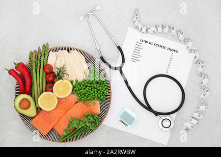 Niedrig glykämische Ernährung für Diabetiker mit Liste, Stethoskop, Schrittzähler, Maßband und Lebensmittel, die einen hohen Gehalt an Vitaminen, Mineralien und Antioxidantien. Stockfoto