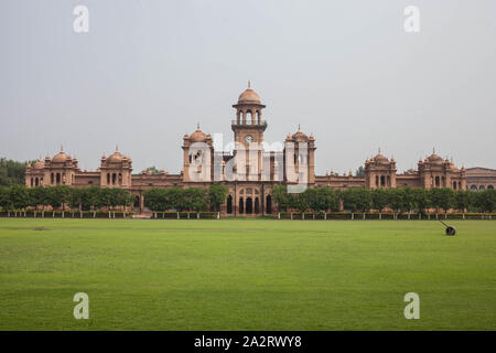 Islamia College, Peshawar (Urdu: اسلامیہ کالج پشاور‎) ist eine öffentliche Universität in Mitten von Peshawar, Khyber Pakhtunkhwa, Pakistan. Stockfoto