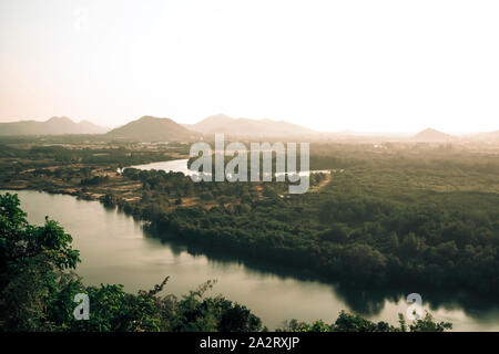 Fluss in Regen Wald und Berg Magrove Wald Thailand - Arial landscpae anzeigen Reise Urlaub Saison Stockfoto