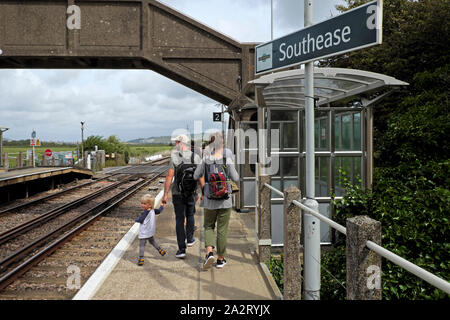 Familie mit Kind & Rucksäcke entlang Bahnsteig am Bahnhof Southease nach einem Zug von Brighton East Sussex UK KATHY DEWITT Stockfoto