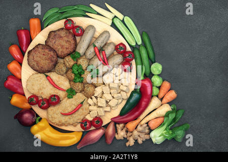 Vegane Ernährung für ethische Essen mit quorn Fleischersatz Auswahl einen hohen Proteingehalt und Obst & Gemüse. Stockfoto