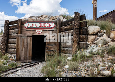 Re - Erstellung der Eintritt in das nahegelegene Alma Königin Goldmine in South Park City Museum, eine Sammlung von historischen Gebäuden in Fairplay, Colorado Stockfoto