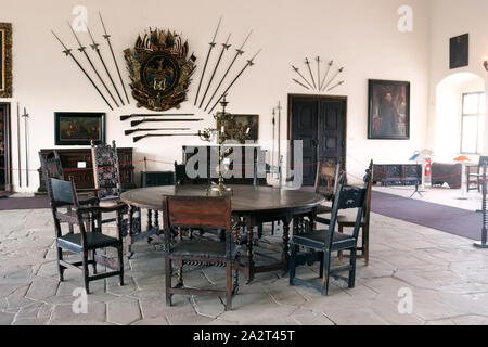 CASTA, SLOWAKEI - 31. AUGUST 2019: das Innere der mittelalterlichen Cerveny Kamen (Rot Stown) Schloss. Zimmer mit Tisch Stockfoto