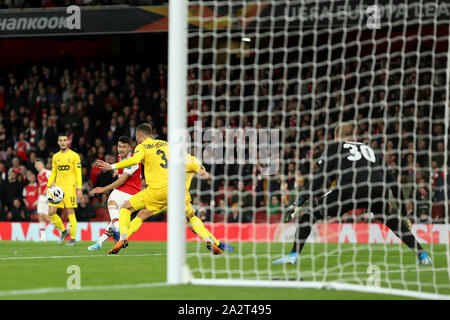 Emirates Stadium, London, UK. 3. Okt, 2019. UEFA Europa League, Arsenal gegen Standard Lüttich; Gabriel Martinelli von Arsenal schießt und Kerben für 2-0 in der 15 Minute - Redaktionelle Verwendung Credit: Aktion plus Sport/Alamy leben Nachrichten Stockfoto