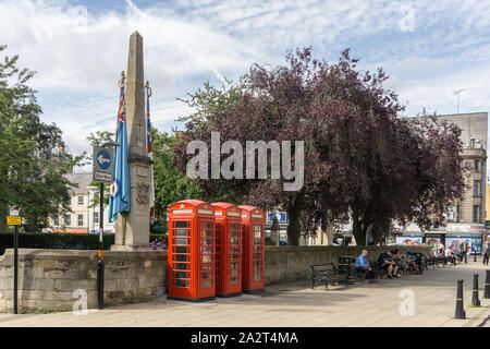 Street Scene im Sommer, Holz Hill, Northampton, UK; mit drei alten Telefonzellen und ein kriegerdenkmal von Edwin Lutyens. Stockfoto