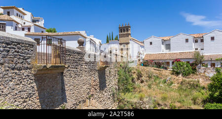 Panorama der alten Brücke und Kirche Turm von Ronda, Spanien Stockfoto