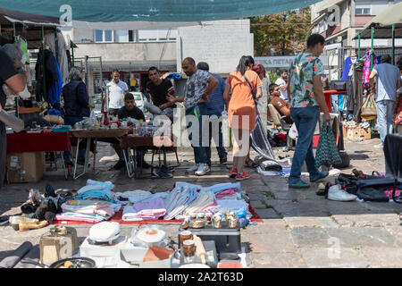 Belgrad, Serbien, 15.August 2019: Kunden und Verkäufern auf einem Flohmarkt Abschnitt des Kalenić Grüner Markt Stockfoto