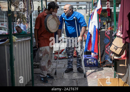 Belgrad, Serbien, 15.August 2019: Zwei gypsy stehende Männer und ein Gespräch auf einem Flohmarkt Abschnitt des Kalenić Grüner Markt Stockfoto