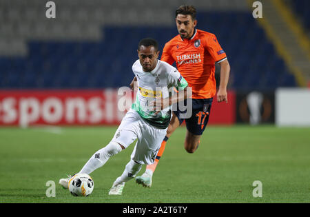 03. Oktober 2019, in der Türkei, Istanbul: Fußball: Europa League, Istanbul Basaksehir - Borussia Mönchengladbach, Gruppenphase, Gruppe J, 2. Spieltag an Basaksehir-Fatih - Terim Stadion. Die istanbuler Irfan kann Kahveci (r) im Kampf um den Ball mit Raffael (l) von Mönchengladbach. Foto: Friso Gentsch/dpa Stockfoto