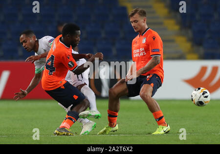 03. Oktober 2019, in der Türkei, Istanbul: Fußball: Europa League, Istanbul Basaksehir - Borussia Mönchengladbach, Gruppenphase, Gruppe J, 2. Spieltag an Basaksehir-Fatih - Terim Stadion. Istanbuls Okechukwu Azubuike (M) und Fredrik Gulbrandsen (r) im Kampf um den Ball mit Raffael (l) von Mönchengladbach. Foto: Friso Gentsch/dpa Stockfoto