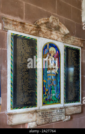 WW1 War Memorial in St Alkmund's Church, Whitchurch, Shropshire, Großbritannien; in der Form eines Triptychons mit einem Mosaik von St. Michael in der Mitte. Stockfoto