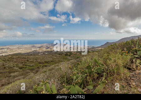 Panorama von Bergen über das Dorf in Richtung Arona, Los Cristianos und Las Americas, die gebirgsbildung Guaza, und der so Stockfoto