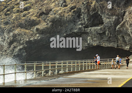 Ein Blick auf die riesige Höhle entlang der Promenade vom zentralen Platz von Candelaria. Leistungsstarke Meer Wellen auf einer konkreten Ufer. Teneriffa, Spanien. Stockfoto