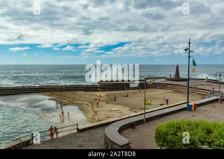 Bajamar, Teneriffa, Spanien, 22., Juni, 2015: Blick von der Küste des Punta Larga Leuchtturm. Sand Beach in der Nähe von natürlichen Meerwasser Pools. Favorite vacatio Stockfoto