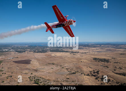 Oktober 3, 2019, Mather, CA, USA: Team Oracle pilot Sean D. Tucker fliegt der Oracle Challenger III mit EAA junge Adler Jona Wagner über Sacramento County aus dem Mather Flughafen am Donnerstag Oktober 3, 2019 in Sacramento. (Bild: © Paul Kitagaki jr./ZUMA Draht) Stockfoto