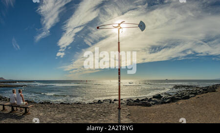 Schöne Küste in der touristischen Ortschaft Playa de las Americas. Super wide angle Panoramablick. Klar, sonnigen Tag mit sehr wenigen weißen Wolken. Teneriffa Stockfoto