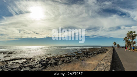 Schöne Küste in der touristischen Ortschaft Playa de las Americas. Super wide angle Panoramablick. Klar, sonnigen Tag mit sehr wenigen weißen Wolken. Teneriffa Stockfoto