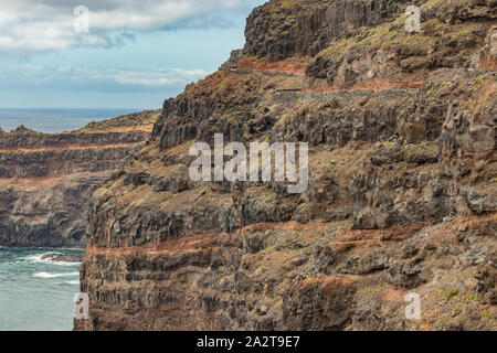 Luftaufnahme des schmalen Schotterpiste entlang den hohen Klippen, die zu Punta Llana, wo ist die Ermita de Nuestra Señora de Guadalupe. La Gomera, Kanarische Inseln Stockfoto