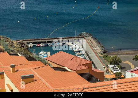 Luftaufnahme von Bergen bis hin zu den wichtigsten Hafen der Insel La Gomera. Bunte Dächer und Häuser am Hang des Vulkans in San Sebastian de la Gomera, s